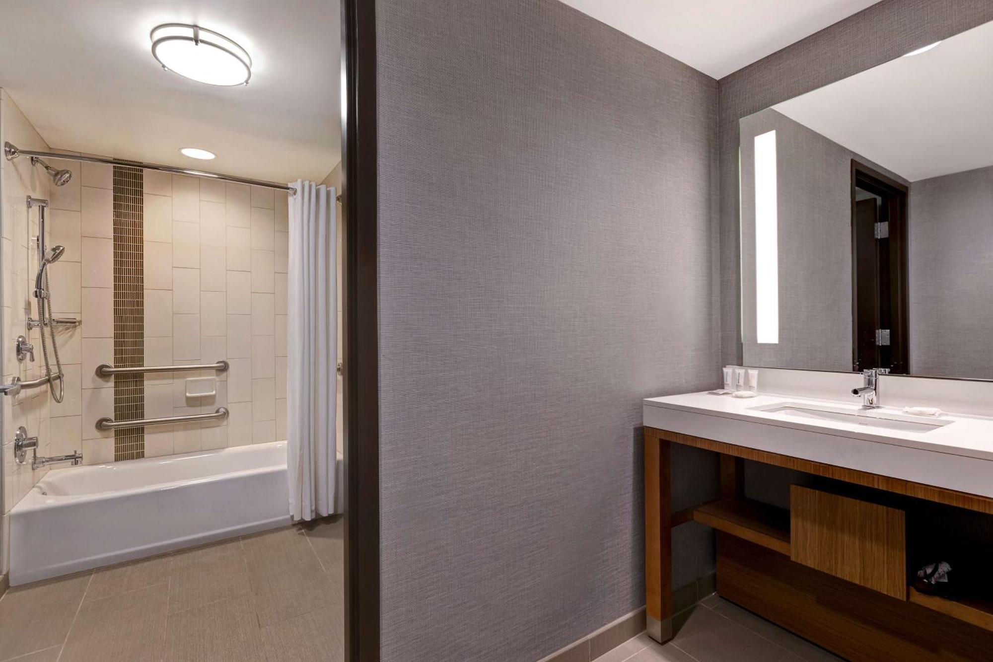 Hyatt Place Bloomington / Normal Экстерьер фото